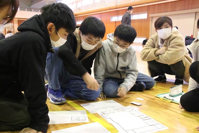 分水小で行われた避難所運営の模擬体験ゲーム