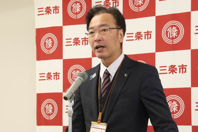 記者会見する国定三条市長
