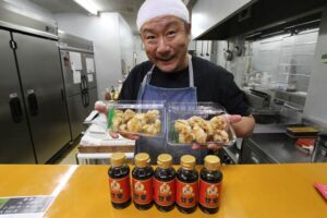 オープンした「揚げ物天国 あげかん」で関本社長
