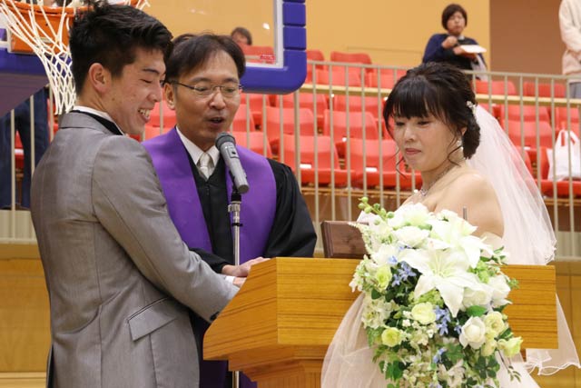 国定市長が立会人となって三条ビーターズの南条キャプテンが人前結婚式