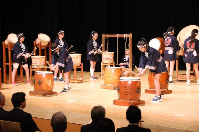 裏館小学校郷土クラブによる歓迎太鼓