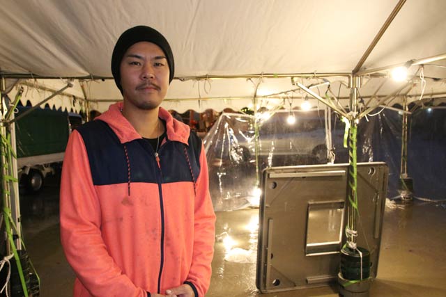 ステージえんがわでのカキ小屋を運営するスタッフ