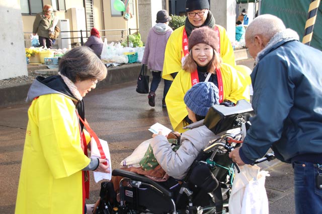 二七の市の中央市場で歳末たすけあいの街頭募金