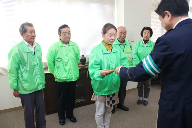 根立燕署長から燕市交通安全協会吉田地区女性部の小林部長に表彰状を贈呈