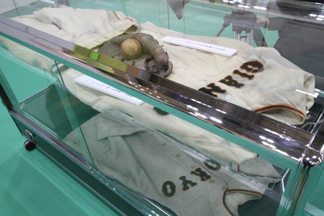 巨人時代のユニホームやグローブ