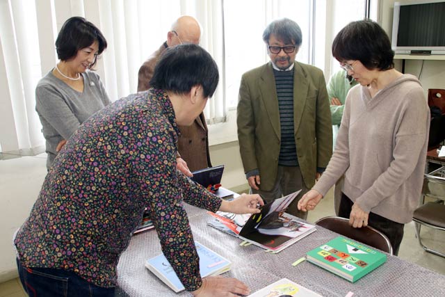 第4回手づくりしかけ絵本コンクールの審査のようす