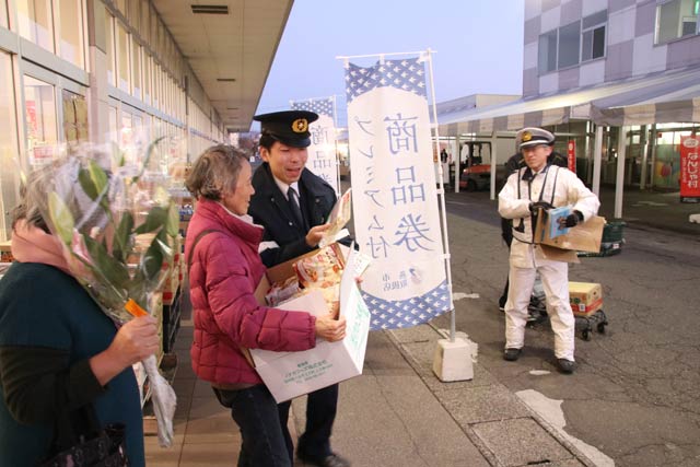 チャレンジャー燕三条店前で広報活動