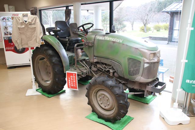 道の駅「国上」に段ボールトラクターに代わって展示されている「下町ロケット」ロケに使われた本物のトラクター