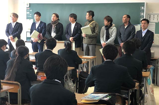 吉田高校を訪問して段ボール首里城を製作した2年1組を訪問して礼を述べるモスバーガー共栄会沖縄支部