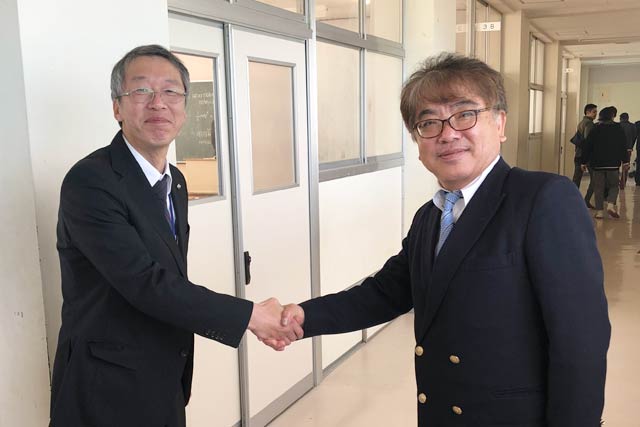 吉田高校で小竹校長(左)と平良支部長