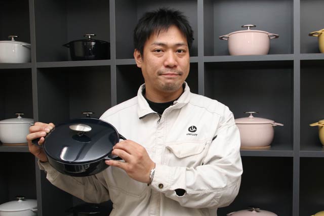 佐野市で被災者に配布する三条特殊鋳工所のホーロー鍋「UNILLOY」と山森部長