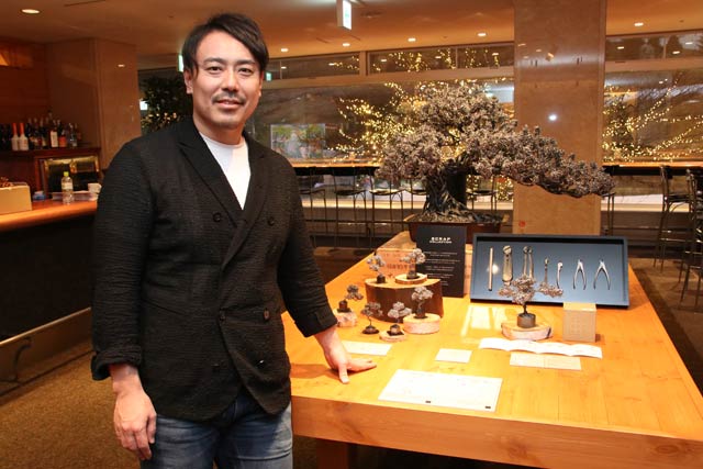 苗場プリンスホテルのグリル＆カフェバー「NAEBA1961.com」でオーナーの皆川賢太郎さんと展示販売しているSUWADAの製品