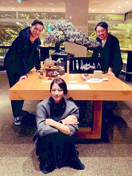手前がアドバイザーの大塚椎菜さん、左が諏訪田製作所の水沼樹さん、右が皆川賢太郎さん