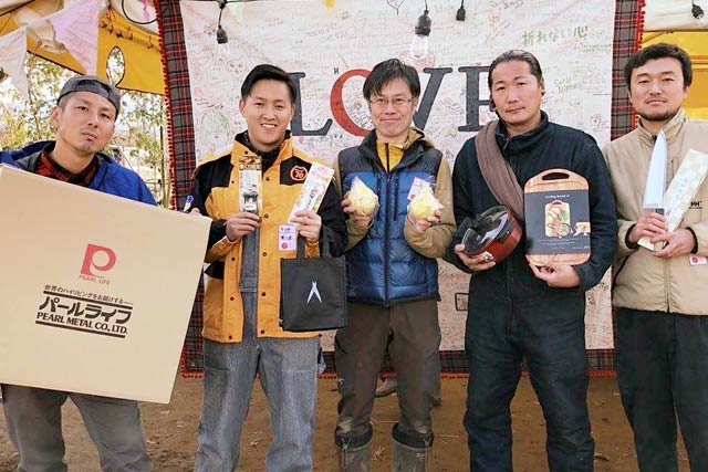 三条からの支援物資を手に左から斉藤巧さん、諏訪田製作所の水沼さん、渡辺果樹園の渡辺さん、キャンドル・ジュンさん、タダフサの大澤さん