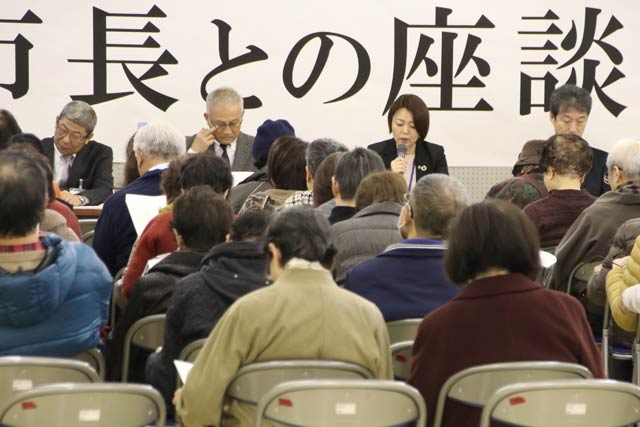 22日に中央コミュニティセンターで開かれた市長との座談会