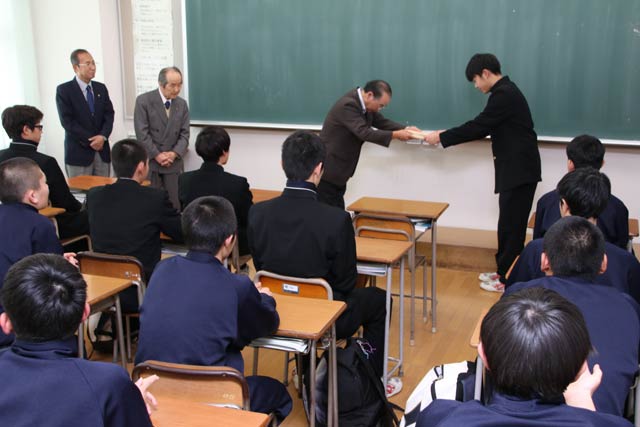 全国B型肝炎訴訟新潟原告団から2年4組の生徒に感謝状