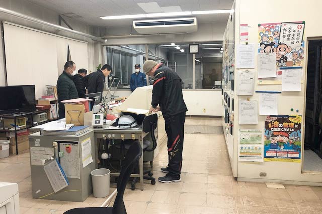 分水浄水場で復旧作業に当たる職員