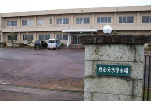 26日夕方の燕市分水浄水場のようす。前夜はたくさんの車がずらりと並んでいた