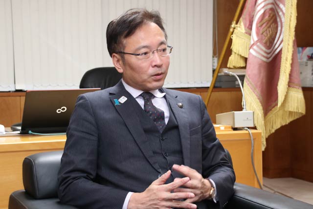 有識者会議の会合の受け止めを話す国定市長