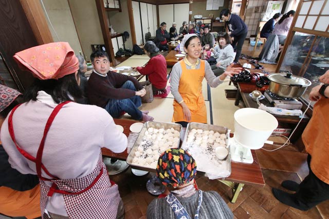 200人にもちをふるまって大にぎわいの会場