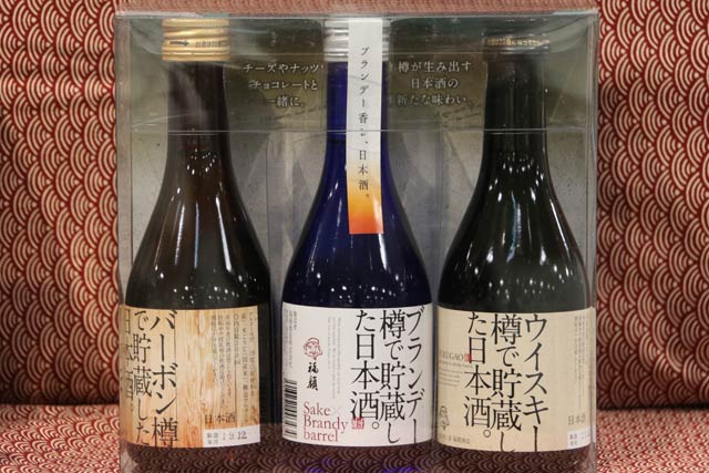 試飲できる福顔酒造の洋酒樽（たる）で貯蔵した「日本酒セット」