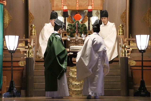 神事を行って大床に三光之飾を供える