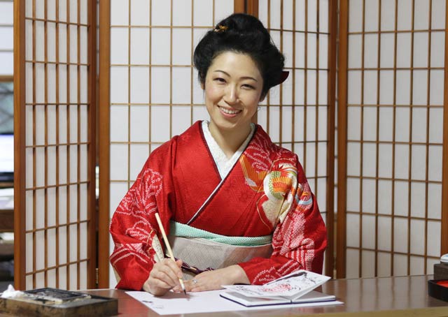 正月三が日に青海神社で新年特別朱印を書く泉田佑子さん