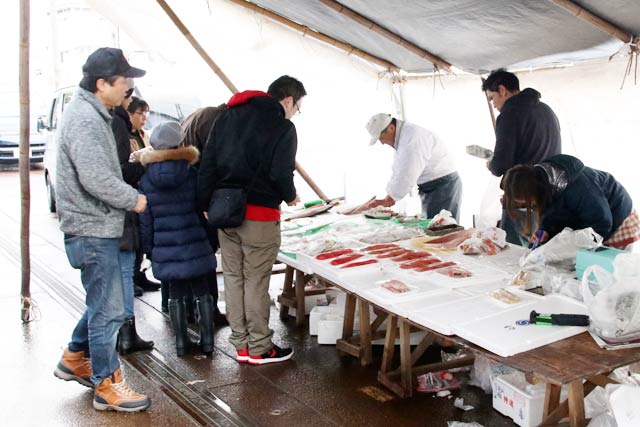 客でにぎわう長谷川鮮魚店