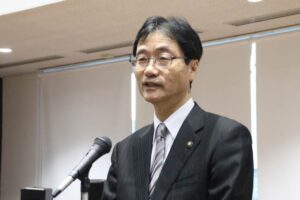 年末の訓示を行う鈴木市長