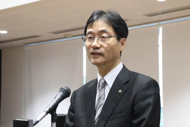年末の訓示を行う鈴木市長