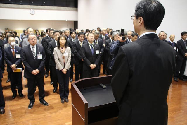 市長の訓示を聞く職員
