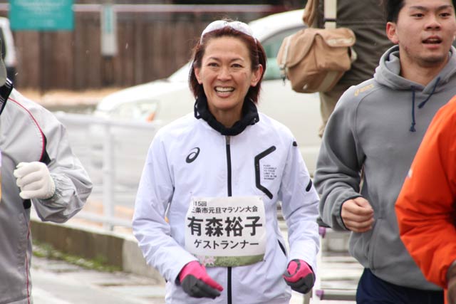 ゲストランナーとして走る有森さん