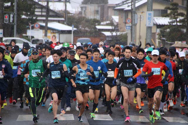 10kmは雪降るなかでスタート