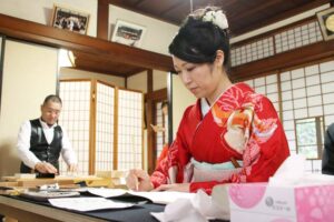 休憩もままならず新年特別限定朱印を書く泉田さん