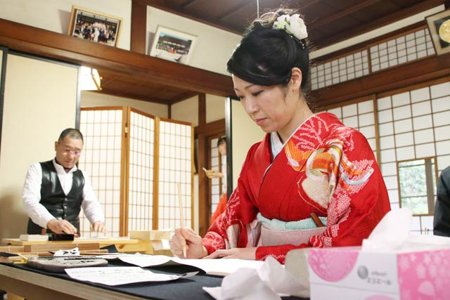 休憩もままならず新年特別限定朱印を書く泉田さん