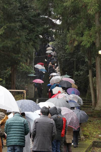 1日は午後からも数百人の参拝者が行列をつくった