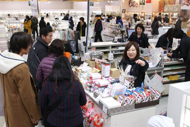 にぎわう燕三条地場産センター
