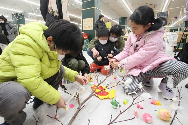 ネーブルみつけの新春イベントでまゆ玉飾り