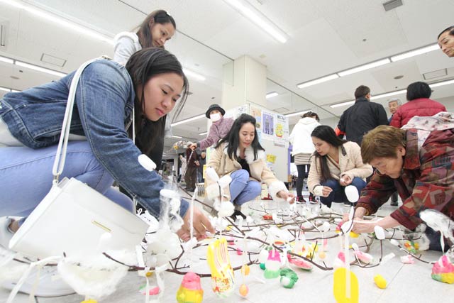 まゆ玉飾りに参加するフィリピン出身の女性