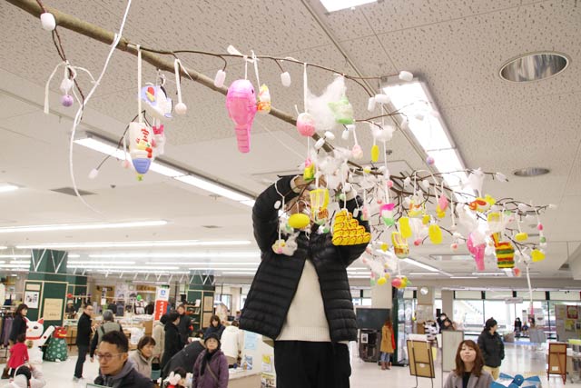 飾り付けを終わったまゆ玉飾りを館内に設置