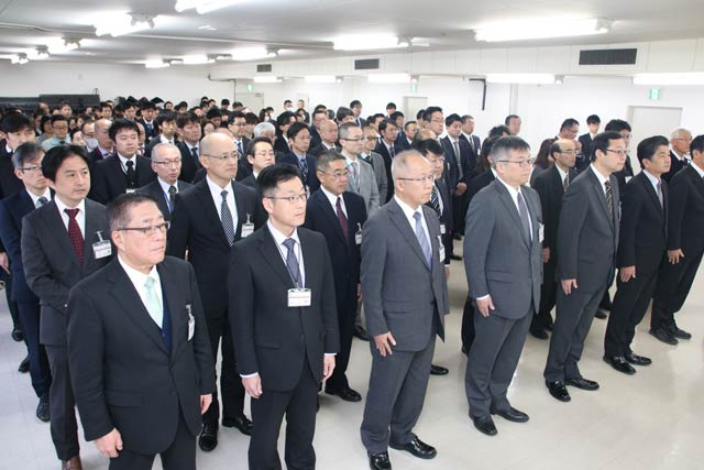 訓示を聞く職員