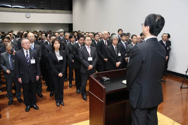 訓示を聞く職員