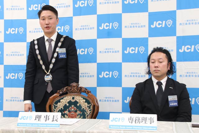 記者会見には今井専務理事も同席
