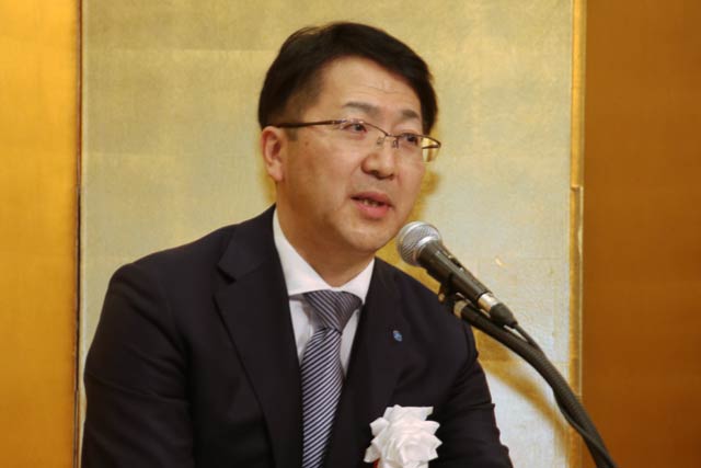 ツインバード工業の新春賀詞交歓会であいさつする野水社長