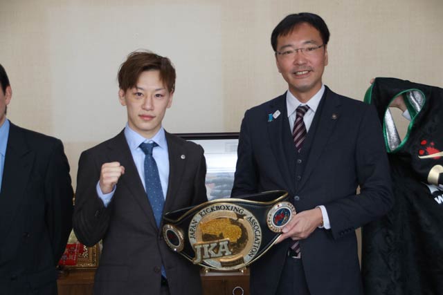 国定市長とチャンピオンベルトを手にファイティングポーズ