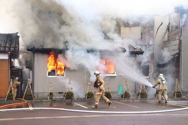 共和工業側から中央が火元と思われる住宅