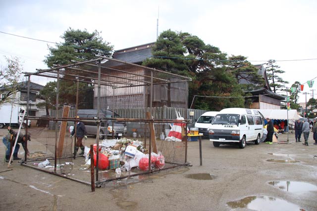 献灯祭の準備が進む八幡宮