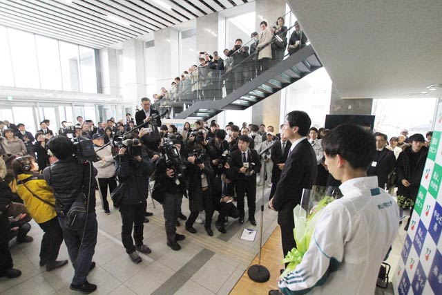 凱旋セレモニーに約200人が集まった
