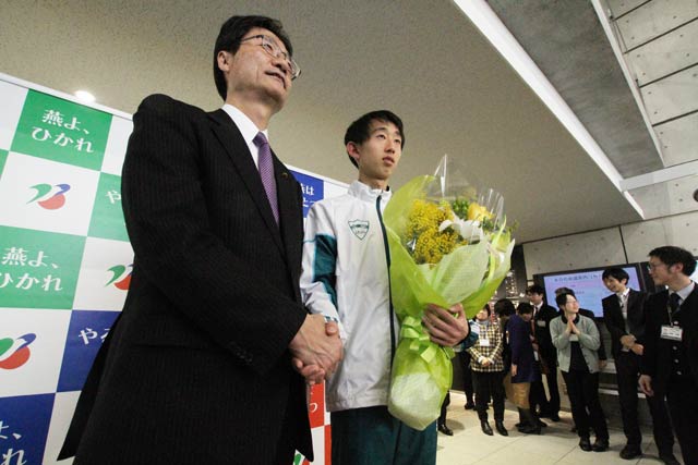 鈴木市長と岸本選手が握手