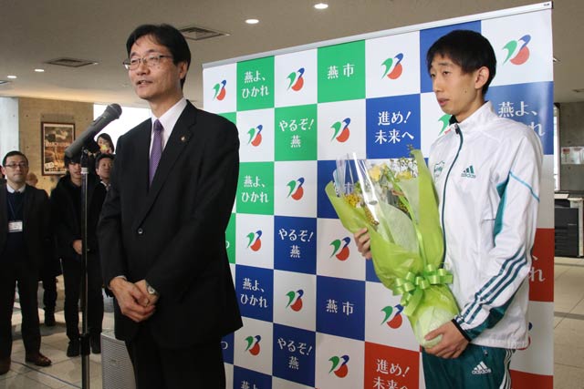 あいさつする鈴木市長